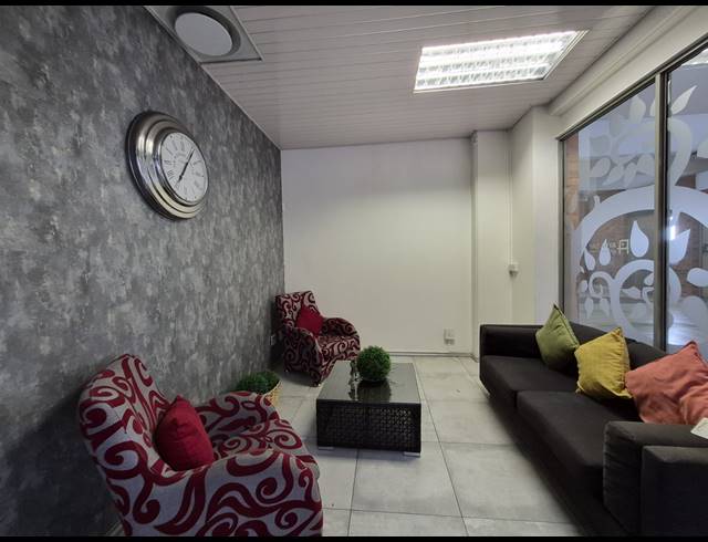 89M² RETAIL TO LET IN SUNNINGHILL